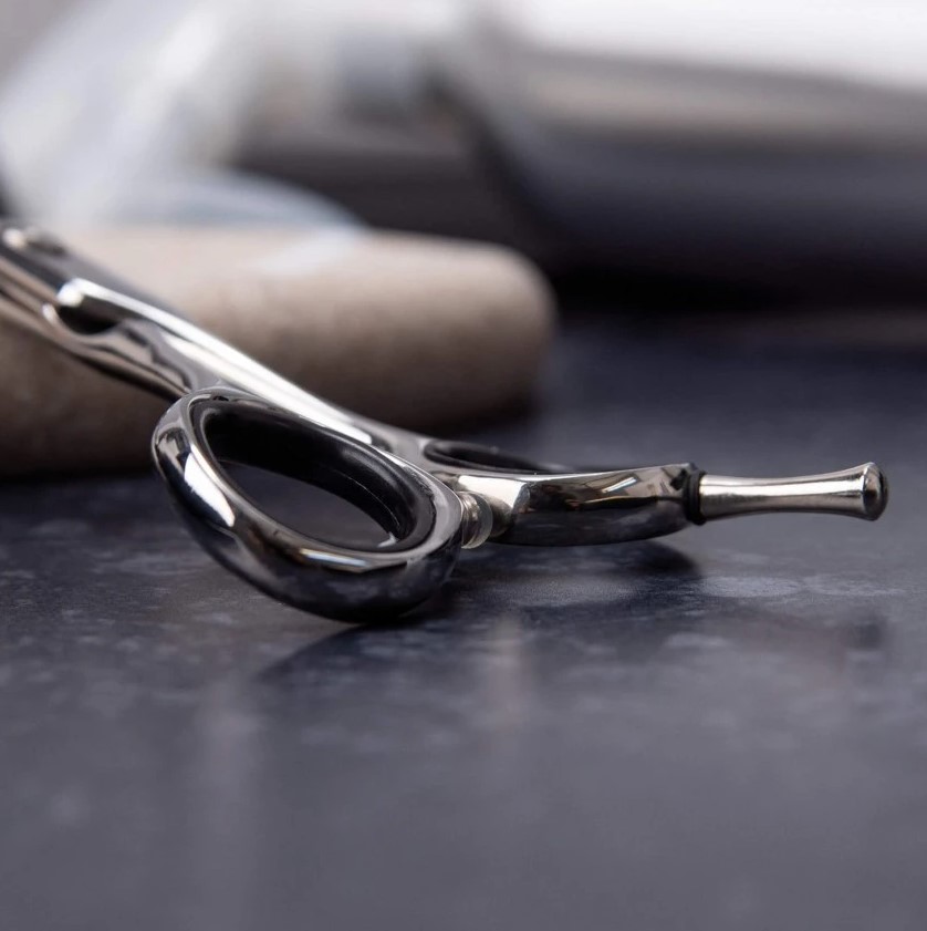 Tijera de peluqueria Onix 6" con filo navaja 3 Claveles