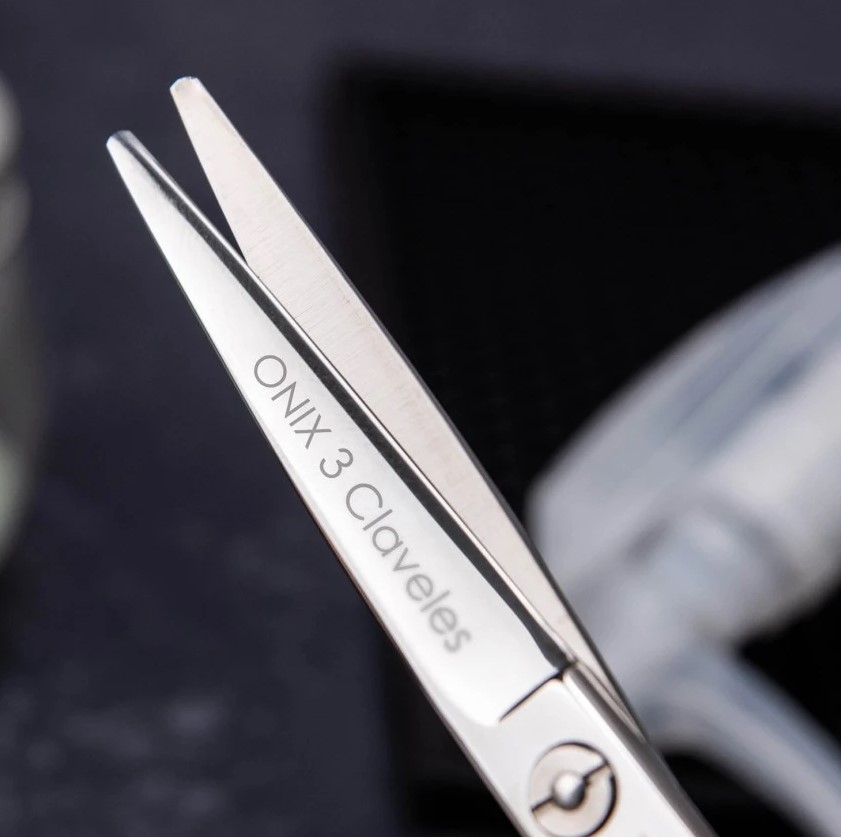 Tijera de peluqueria Onix 5.5" con filo navaja 3 Claveles