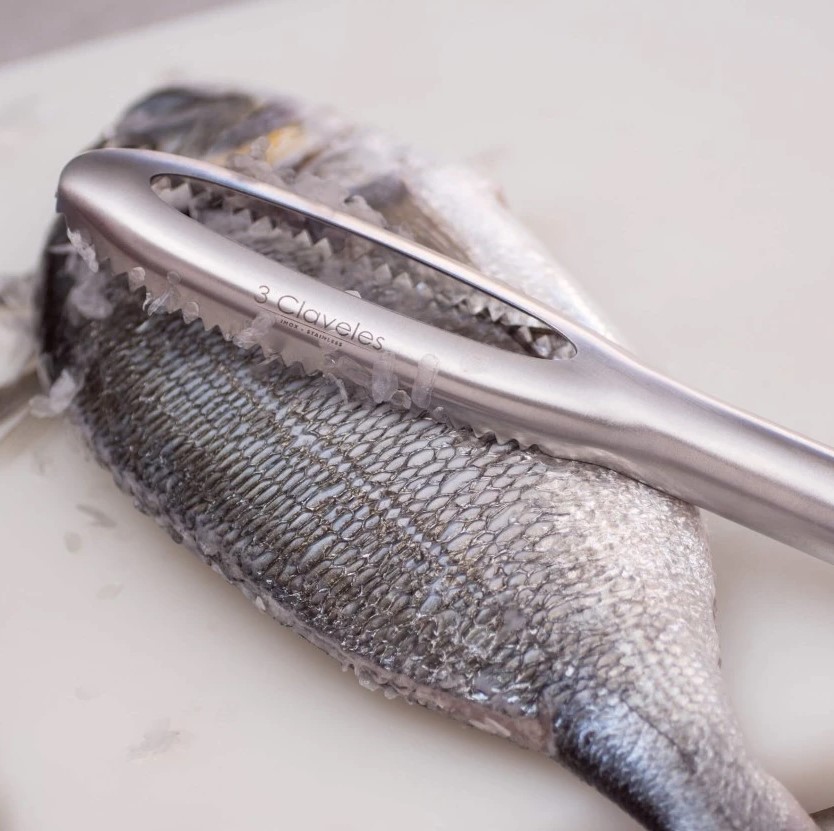 Quita escamas profesional de acero inoxidable 3 Claveles