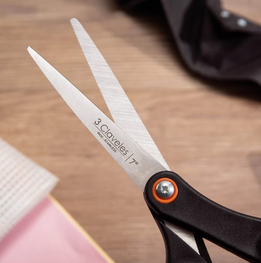 Tijera varios usos 18 cm con mango ergonómico 3 Claveles