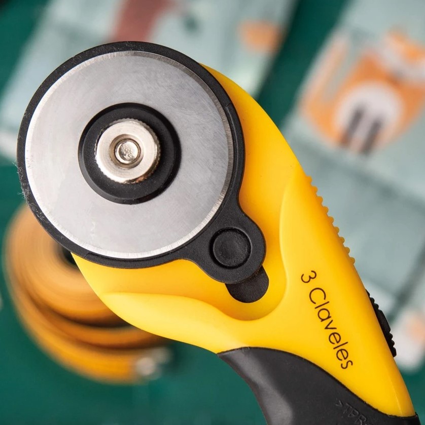 Cutter rotativo con mango de Soft TPR 3 Claveles