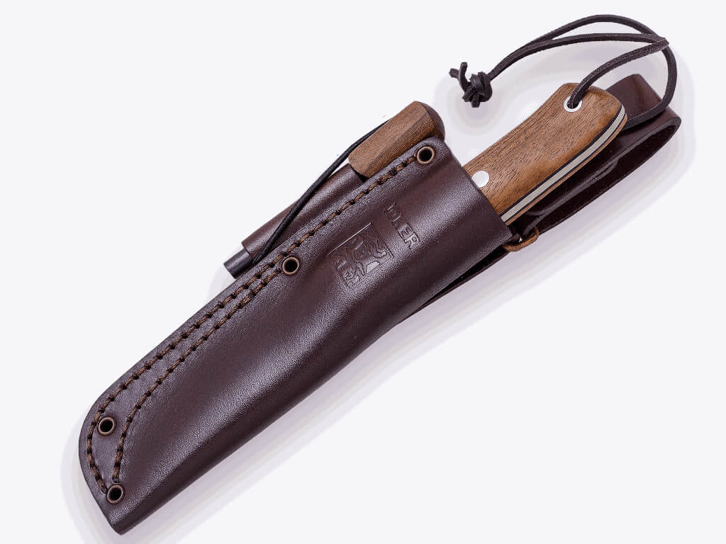 Cuchillo bushcraft BS9 Nórdico Joker con mango de madera de nogal y hoja de Sandvik 14C28N con pedernal